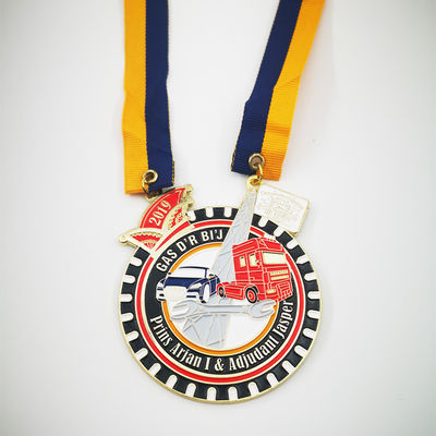 kopen Vibrant zink legering Pirnce Carnaval medaille met zachte glazuur kleuren en goud geplatte online manufacture