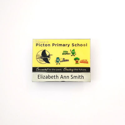 comprar Metal estampado Custom Epoxy Domed emblema da escola com diferentes nomes impressos online manufacture
