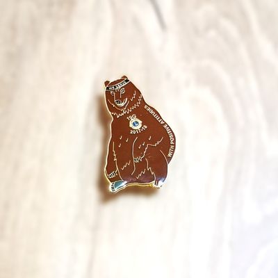 Iron Stamped Bear Shape Soft Enamel Colors with Epoxy Coated Lions Club Service Lapel Pin